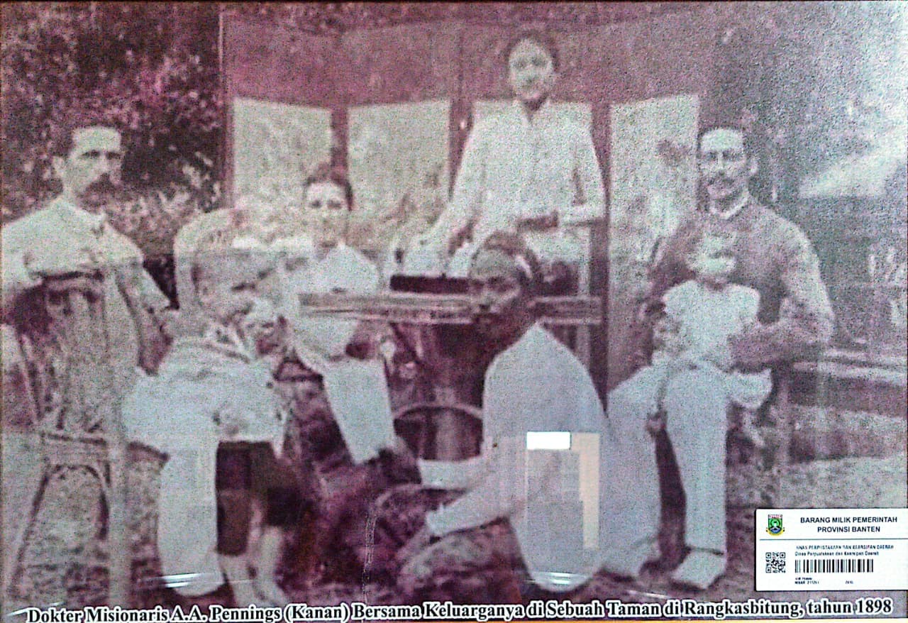 Dokter Misionaris A.A. Pennings (Kanan) Bersama Keluarganya Di Sebuah Taman di Rangkasbitung, Tahun 1898
