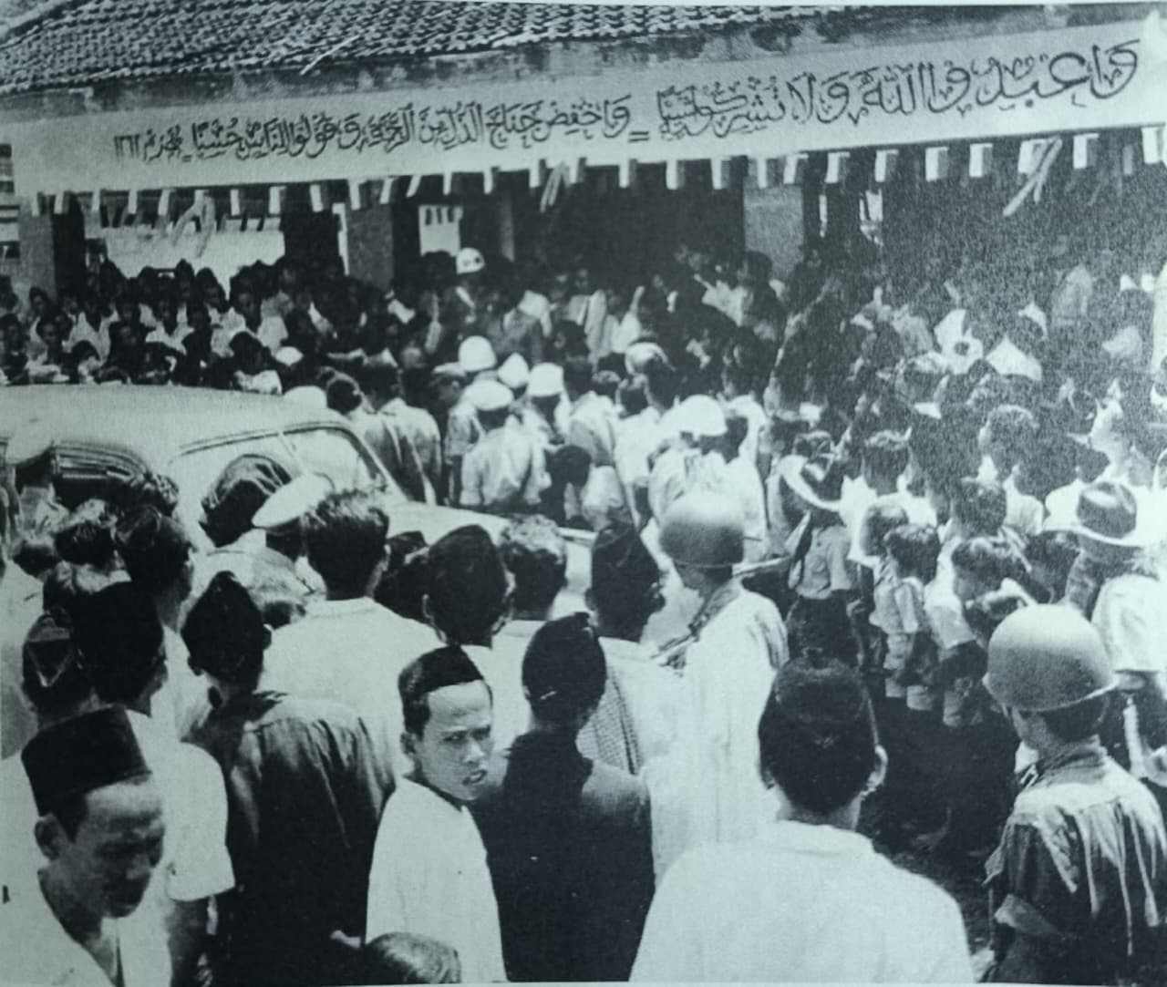 Suasana di Masjid Ketika Kunjungan Bung Karno Ke Lebak, Desember 1945